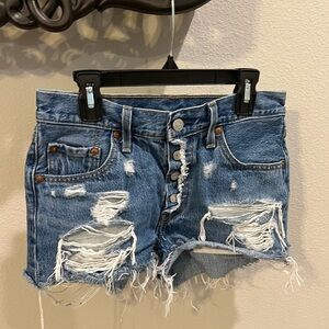 Levi’s 501 button fly Jean shorts size 25
